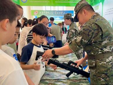 观展的孩子们正在学习体验枪支组装 观展的孩子们正在学习体验枪支组装
