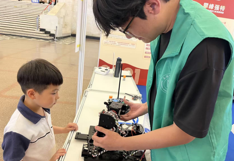 杨泽指导小观众体验重力补偿机械臂 杨泽指导小观众体验重力补偿机械臂